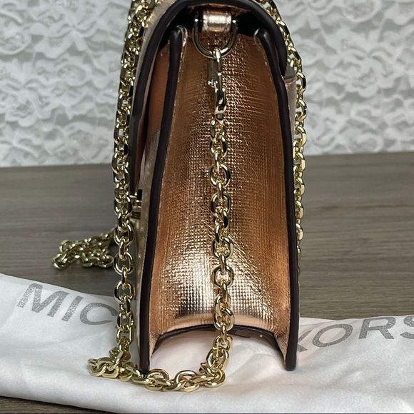 MICHAEL Michael Kors
Medium Grace Metallic Rose Gold Leather Envelope Cl… - Picture 4 of 11